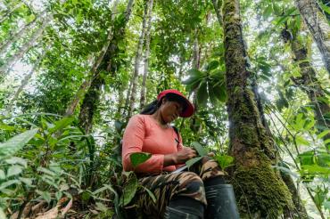 Chela Elena Umir van de inheemse gemeenschap La Chorrera en lid van het technisch team dat ecosysteemdiensten beoordeelt in Colombia. 