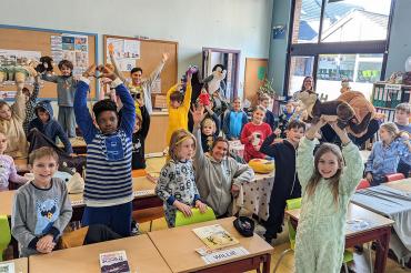 Leerlingen Huveneersschool juichend in de klas