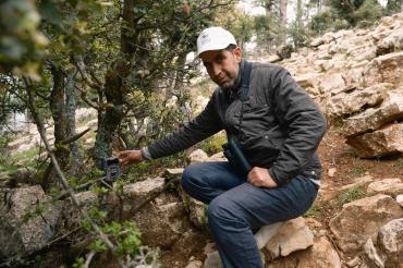 Hicham installe un piège photographique