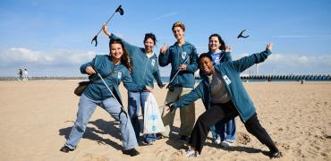 Vrijwilligers van WWF tijdens de beach cleanup