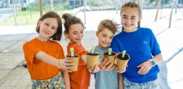 Vier kinderen tonen zaailingen in Technopolis 