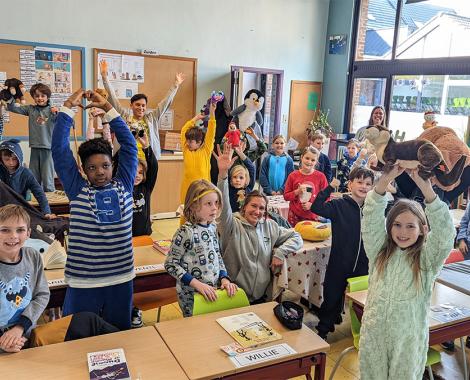 Leerlingen Huveneersschool juichend in de klas
