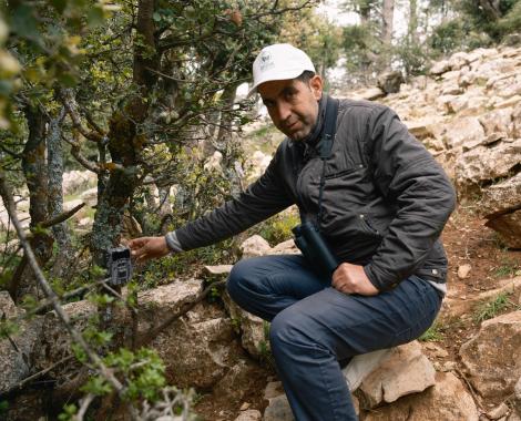 Hicham installe un piège photographique