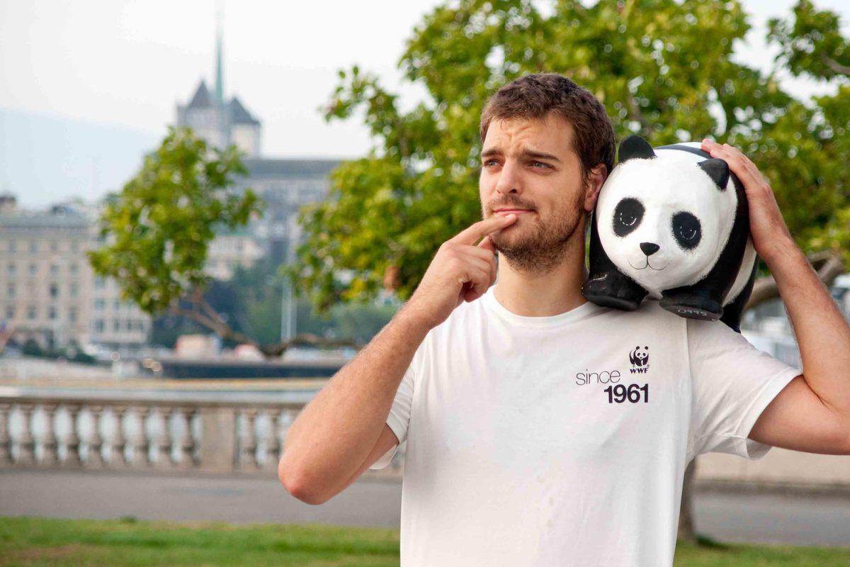 Man met pandaknuffel op zijn schouder