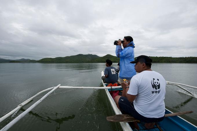 Une patrouille du WWF surveille les eaux du Mékong pour protéger le dauphin de l'Irrawaddy contre le braconnage