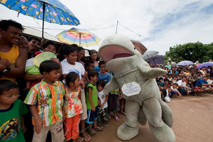 Une masquotte dauphin de l'irrawaddy dans un village cambodgien pour sensibiliser la population cambodgienne