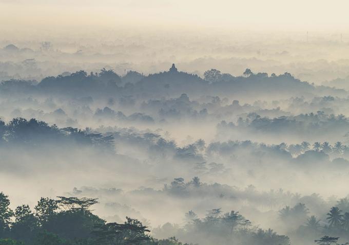 Luchtfoto van een mistig Chinees bos, territorium van de reuzenpanda