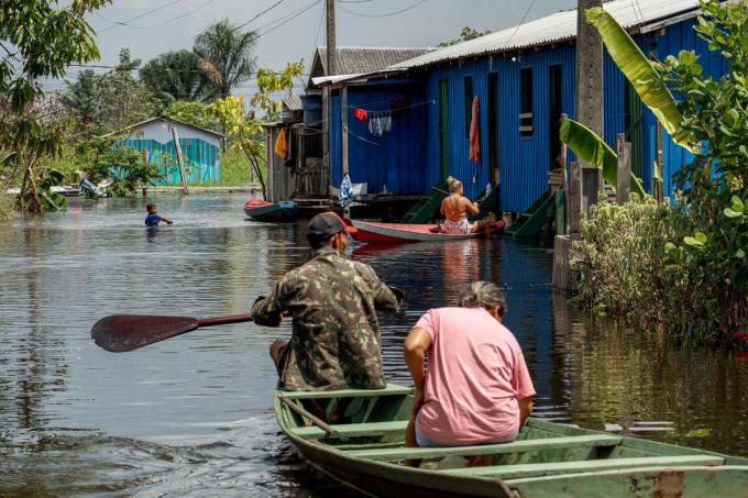 Deux personnes sur une barque