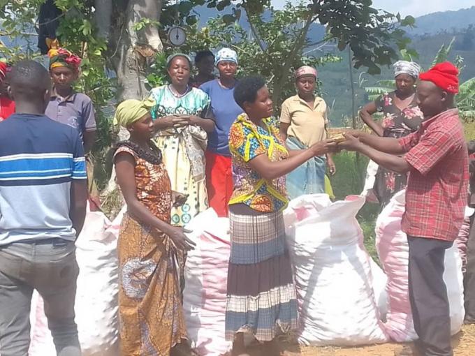 Après une récolte d'oignons exceptionnelle, les femmes de Buremba ont trouvé un meilleur moyen de gagner leur vie sans empiéter sur le parc.