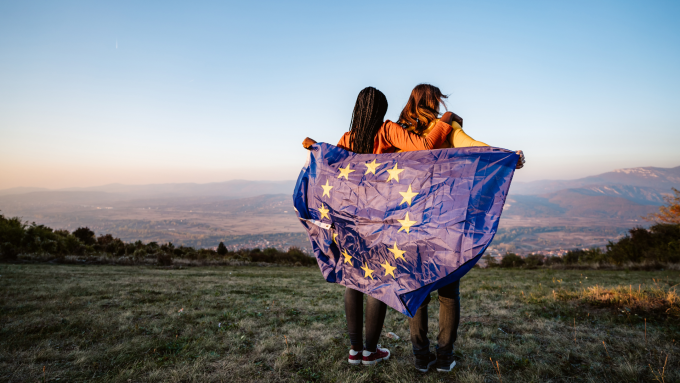 Twee vrouwen met europese vlag op een berg