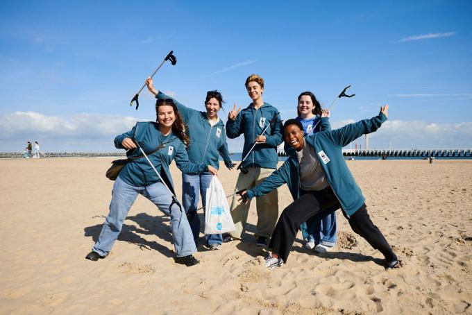 Vrijwilligers van WWF tijdens de beach cleanup