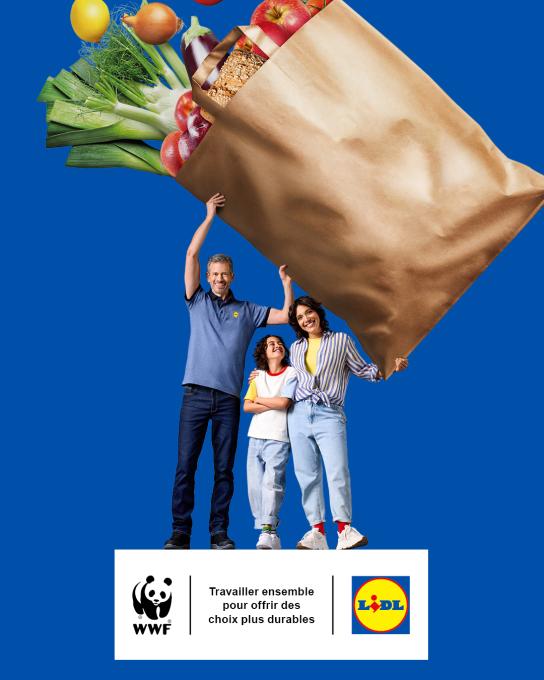Famille tenant un grand sac de courses rempli d’aliments, avec message WWF et Lidl sur des choix durables.