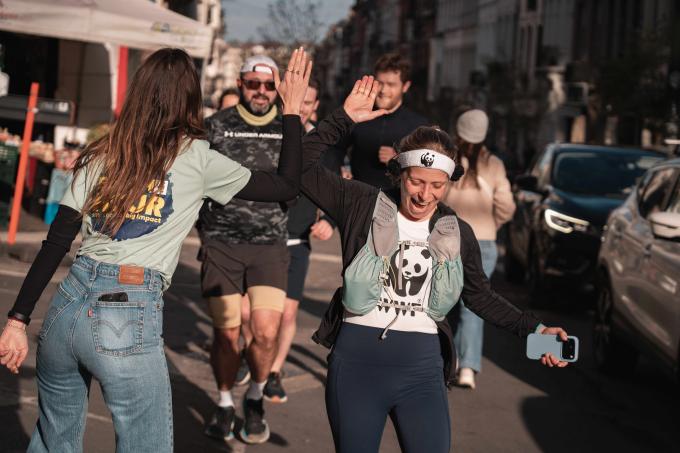 Earth run emma and Anaïs cheering
